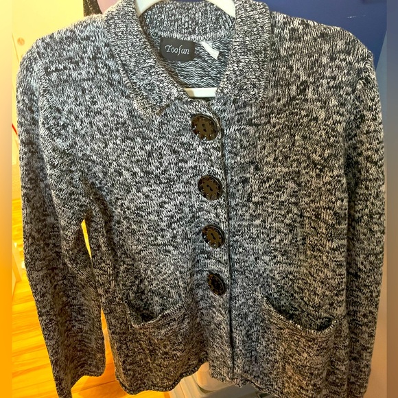 Soft B and W knit sweater - Picture 1 of 2